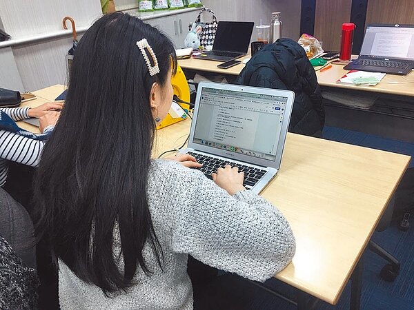 若出現社區傳播，公司應調整辦公、出勤或出差方式，例如建立異地辦公機制，要求座位保持一定間隔等。（林周義攝）