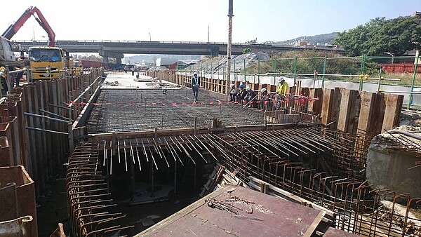 高雄輕軌二階工程，除爭議路段美術館、大順路外，其餘路段陸續施工中，預計年底完工。圖／高雄市捷運局提供