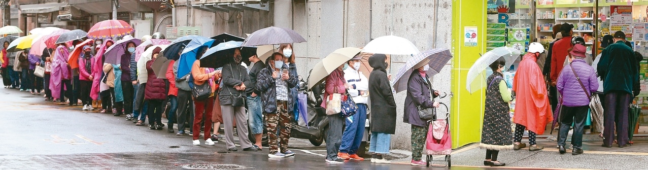 「多購一片」口罩實名制新規定昨天上路，即使下雨，藥局前仍出現排隊人龍。 記者侯永全／攝影