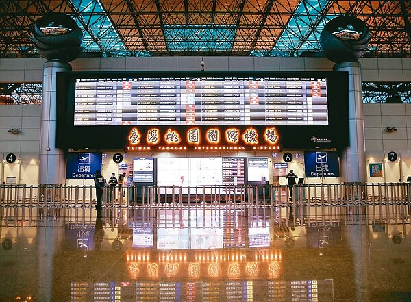 新冠肺炎疫情嚴峻,桃機前天單日旅客運量跌破2萬人次,昨天甚至預估今天入境人數僅剩9174人。圖為桃園機場第二航廈出境大廳昨天空蕩景象。 記者陳嘉寧/攝影