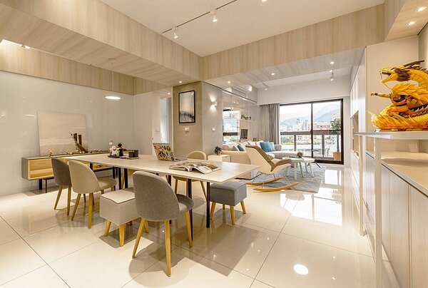 新家影片開箱發佈當時,就有眼尖PTT網友從窗風景推測蔡阿嘎住在北投。圖/翻攝自蔡阿嘎臉書