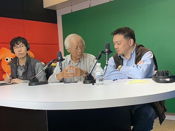 高思博(右ㄧ)訪問藥師邱昇,探討口罩實名制。圖/高思博提供