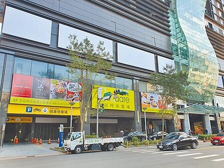 日勝生集團斥資5億元於捷運新店線小碧潭站5樓打造「京站時尚廣場小碧潭店」,6日正式開幕營運。(葉書宏攝)