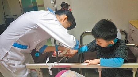 防範新冠肺炎疫情,南投縣限縮醫院探病時段與陪病人數。(廖志晃攝)