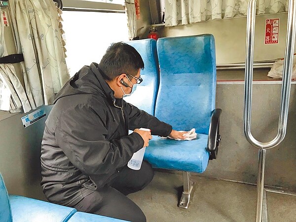 新竹市政府近日針對市內公車客運站、公有停車場、YouBike等3大交通運輸場所全面消毒防疫。(陳育賢攝)