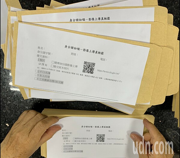 台南市歸仁戶政所便民，特地將影像上傳網址做成QR CODE，學生可以直接用手機掃描，上傳自拍大頭照。記者周宗禎/攝影