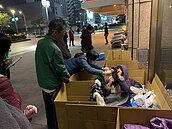 北市防疫不馬虎！照顧車站、艋舺公園街友健康