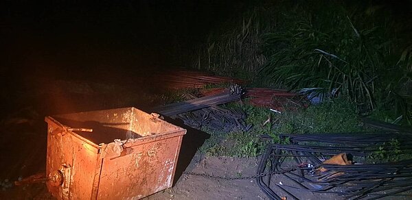 新竹縣北埔鄉一處台電塔基工地疑因載運工人的流籠馬達故障,造成三名工人從十樓高處摔落死亡。記者陳斯穎/翻攝