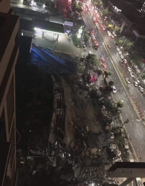 福建省泉州市7日晚間，位於南環路的欣佳酒店發生倒塌，有人員受困，包括消防、警方和醫護人員都在現場處理，救援仍在進行中。圖／閩南網