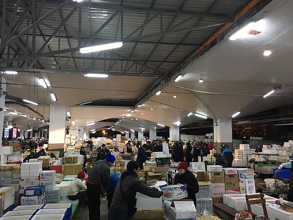 配合「第一果菜市場、魚市場改建案」,有40多年歷史的台北市魚類批發市場舊拍賣場,明天(8日)最後一天營業,凌晨拍賣完將利用9日搬遷到華中橋疏散門外的中繼拍賣場,預計月底拆除。圖/市場處提供