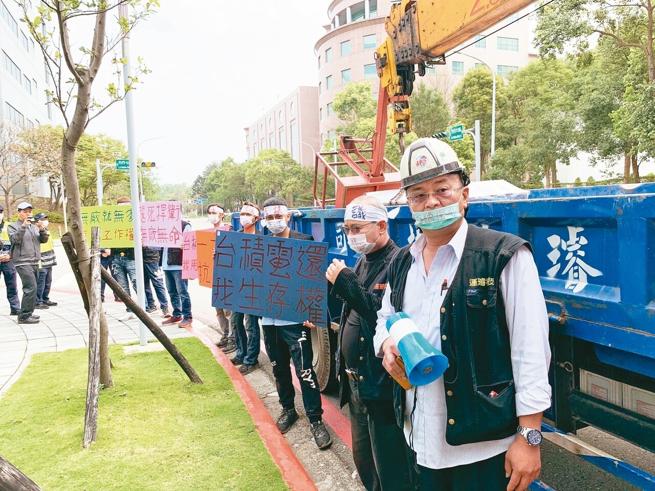 運璿科技公司總經理彭振芳不滿科管局為了台積電擴廠需求徵收土地，帶多名員工駕駛吊車載著棺材到台積電總部抗議。 記者陳斯穎／攝影