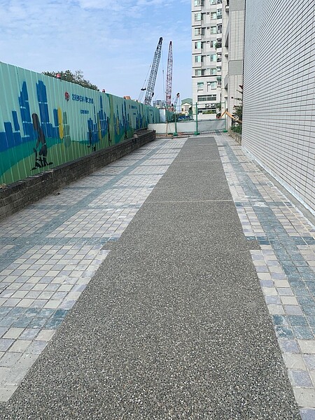 長榮新城國宅A棟及S棟地面龜裂數十公尺,鐵道局中工處施工單位上月24日進場施作,7日完工。 記者邵心杰/翻攝