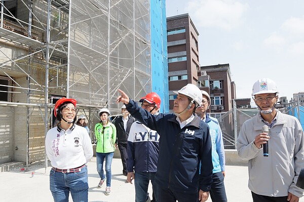 新北市長侯友宜視察蘆洲分局暨三民派出所工程。圖/新北市政府提供