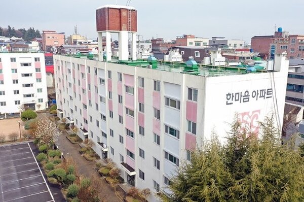 南韓大邱市一處社會住宅爆發集體感染，總共一百四十二名居民中，多達三分之一、也就是四十六名確診，確診者都是新天地教會信徒。圖／韓聯社