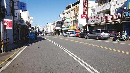 平時車水馬龍的墾丁大街,不見遊客冷冷清清。圖/林憲祥