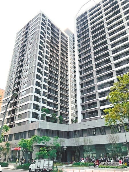 北市南港區東明社宅共有700戶，8日辦理「暖屋入厝」活動記者會，象徵居民正式入住。（張穎齊攝） 
