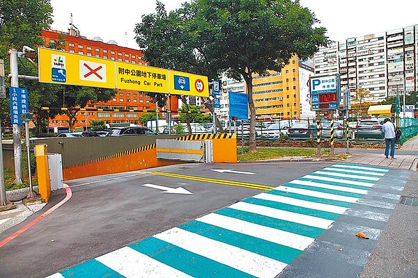 避免民眾在新冠肺炎疫情期間群聚排隊,北市公有停車場月票全面改為線上抽籤。(張立勳攝)