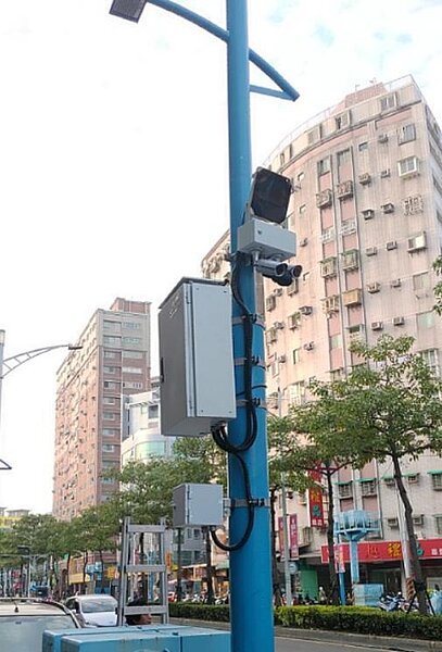 新北多區使用噪音偵測照相系統，在車辯系統加設噪音計，能準確找出噪音車輛。圖／新北環保局提供