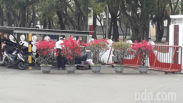 台南監獄收容人與戒護人員團體活動時都戴口罩。記者周宗禎/攝影