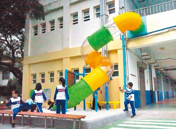 新竹市內湖國小全新校園遊具已完工啟用，2樓溜滑梯大受學童歡迎。（陳育賢攝）