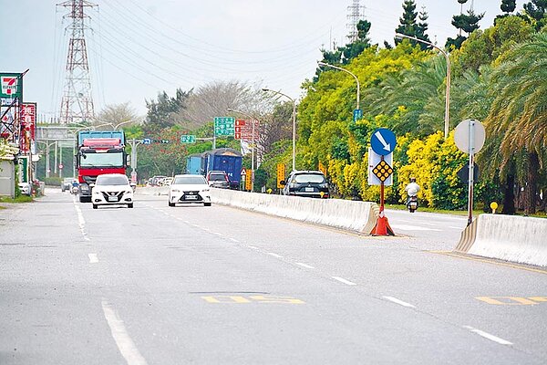193縣道南段將進行拓寬工程,將路面擴寬至30米寬。(許家寧攝)