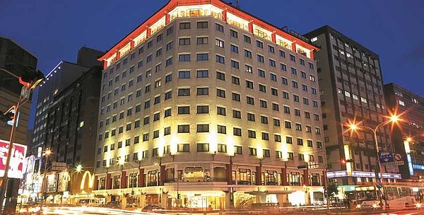 六福客棧五月底正式熄燈,即日推出住宿買一晚送一晚、金鳳廳499元港點吃到飽。圖/六福旅遊集團