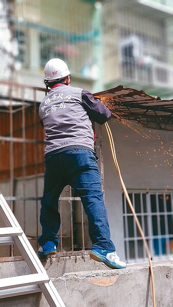 老舊建築防火巷常因加蓋違建難以施作汙水下水道接管,市府水利局與工務局違章建築處理大隊,聯手執行橋頭區鐵道北路未配合汙水用戶接管的違建戶拆除。 圖/高雄市水利局提供