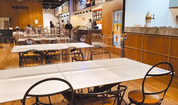 高雄大立百貨公司在美食街架設「透明隔板區」，隔絕飛沫，也可讓外出用餐民眾安心。（劉宥廷攝）