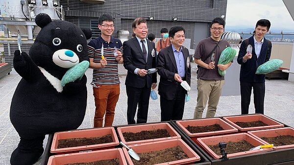 台北市都發局舉辦東明社宅入住儀式,由台北市都發局長黃景茂(右三)和住戶們一起種植蝶豆花,象徵「落地生根」。照片台北市都發局提供