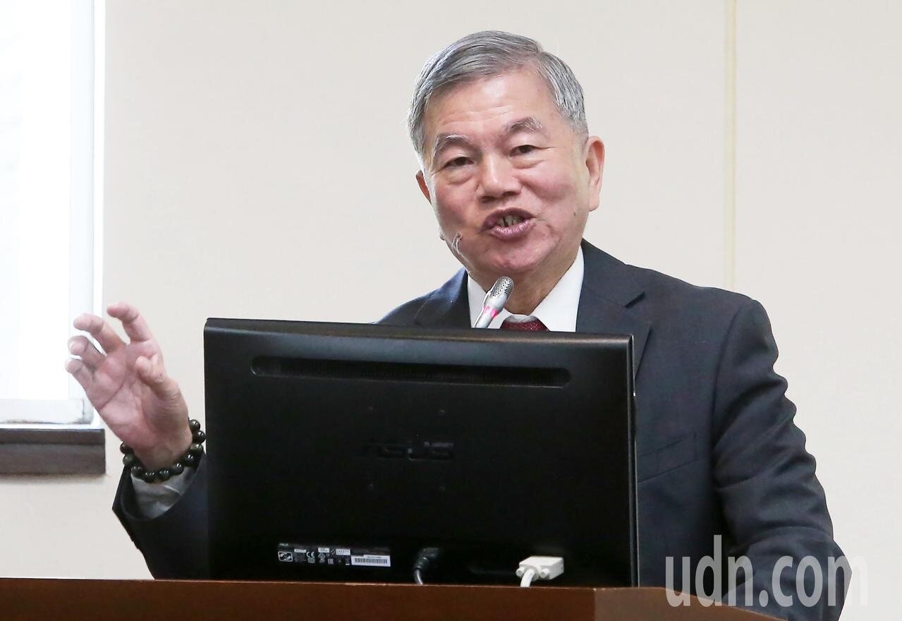 經濟部長沈榮津今（9）日指出，近期的油價大幅下跌，相對使電價調整的壓力小，不過，仍會尊重審議會的決定。記者胡經周／攝影