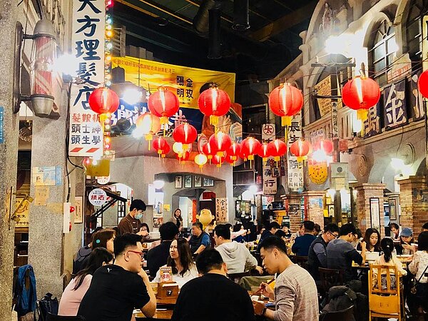 台中市以懷舊風聞名的「香蕉新樂園」餐廳,因敵不過這波疫情,負責人吳傳治今表示確定要在5月熄燈,結束30年的經營。圖/截自吳傳治臉書