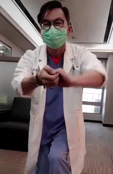 「弓」,是雙手交握,清洗指腹。記者王昭月/翻攝