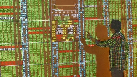 
原油價格雪崩式下跌，加上美國紐約州進入緊急狀態、義大利封城擴大，全球股市陷入「恐懼的總和」，外資如驚弓之鳥，單日大賣台股545億元，是史上第三大，恐慌氣氛來到波段高峰。（陳君瑋攝）
 