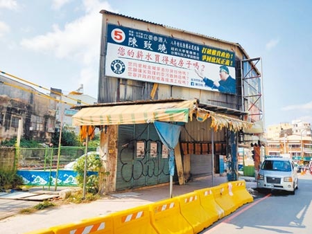 鐵道局原本預定10日強制拆除台南市東區前鋒路張家卻臨時喊卡。圖／洪榮志攝