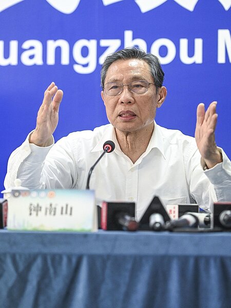 大陸新冠肺炎疫情趨緩,大陸國家衛健委高級別專家組組長鍾南山指出,「外防輸入」應為接下來防控重點。 (中新社)