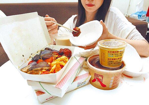 疫情持續延燒,近期傳出部分連鎖餐飲業者停用環保餐具,改用免洗餐具。圖/中時報系資料照