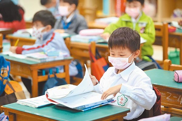 前衛生署長楊志良表示,疫情期間患有慢性病的長者需要注意,年輕人、小孩則不用太過擔心。(陳信翰攝)