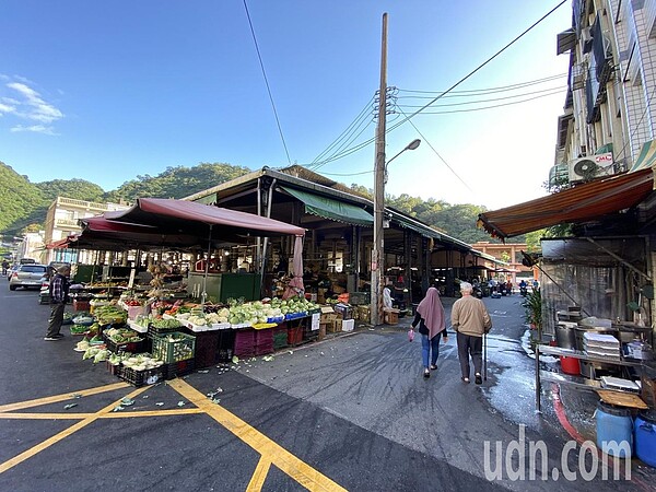 因新冠肺炎疫情持續升溫,逛傳統市場大幅減少,攤商們叫苦連連,蘇澳零售市場要免收租金3個月。記者羅建旺/攝影