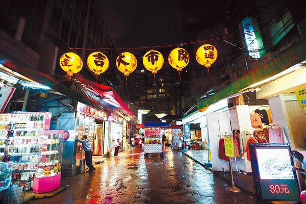 圖為台北通化街夜市因雨更加冷清。圖／陳信翰攝