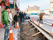龍潭龍元路人行道落差　修改施工