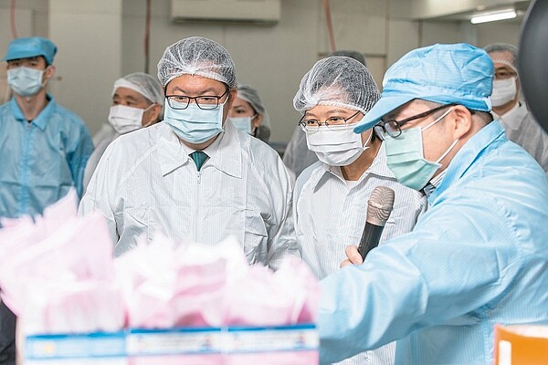 蔡英文總統(右2)在桃園市長鄭文燦(右3)陪同下,視察易廷企業生產口罩。 圖/取自總統府網站