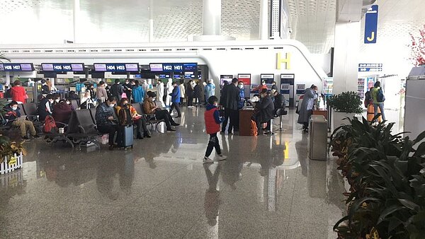 正在候機大廳等候的第二批包機回台的台胞,都戴上口罩。圖/讀者提供