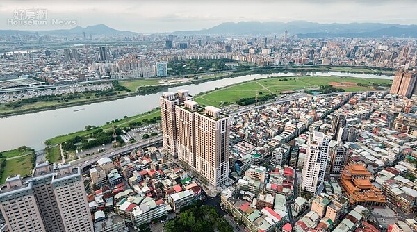 永和大陳社區公辦都更案空拍圖，畫面中央的三棟大樓即為單元2都更建築。照片新北市城鄉局提供