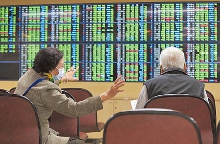 美股全面重挫，道瓊工業指數更崩跌超過2000點，三大指數跌幅都有7%，台股10日上演強勢反攻大戲，早盤最多一度下跌143點、來到10,830點，但中場漸有買盤進場做低接，大型權值股紛紛逆勢反彈，帶領大盤由黑翻紅，並收復11,000點。（張鎧乙攝） 