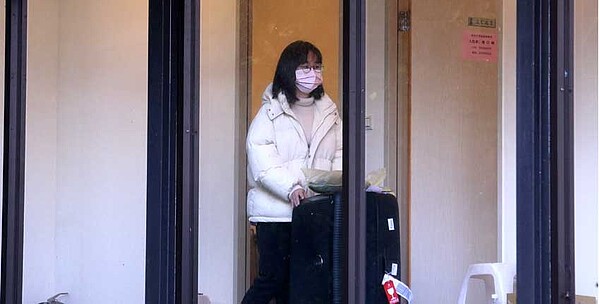 行政院10日核定防疫補償金每人每日發給1,000元。圖為民眾隔離期滿,收拾行李走出房間。圖/本報資料照片