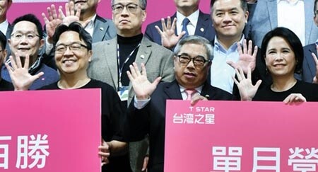 台灣之星董事長林清棠(中)及總經理賴弦五(左)發表全新5G標誌。圖/顏謙隆