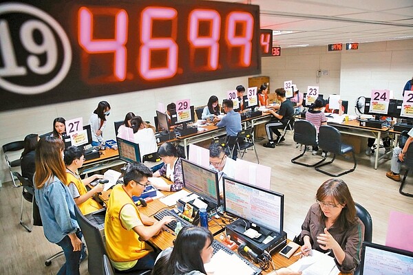 今年申報綜合所得稅時,法定不課稅的「基本生活費」將從17.1萬元調高至17.5萬元。圖/聯合報系資料照