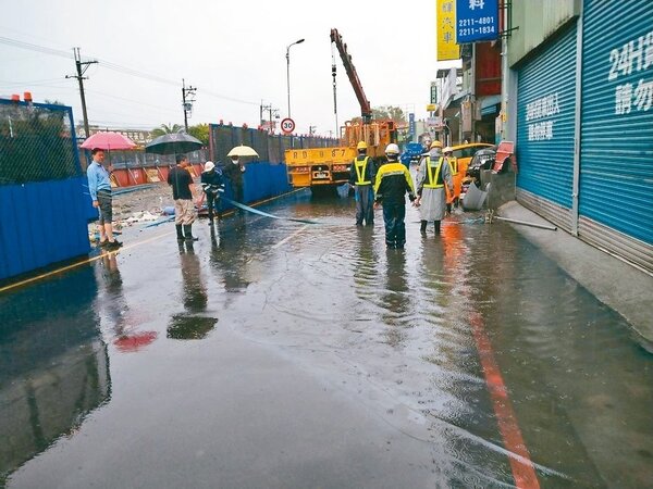 新店安和路二段昨上午因為大雨積水，新北捷運局與工程單位動用4部抽水機。 圖／新北捷運局提供
