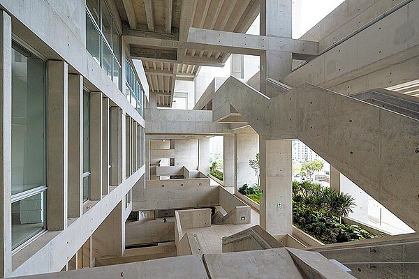 堪稱建築界最高獎項的普利茲克建築獎,今年度首度頒發給了2位愛爾蘭建築師,圖作品利馬工程技術大學校園。(Iwan Baan提供)