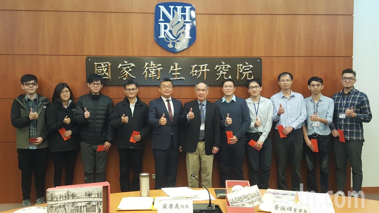 國家衛生研究院上午院務會議表揚致力合成「瑞德西韋」藥物的台北、竹南2支研究團隊。記者胡蓬生／攝影